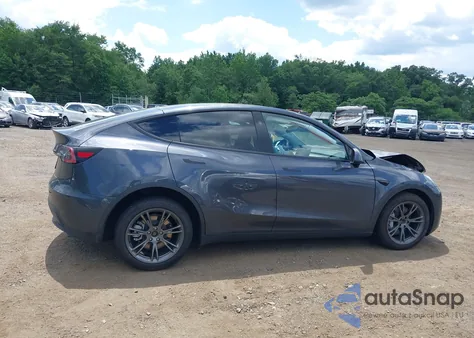 2025 Tesla Model Y Long Range Dual Motor All-Wheel Drive z USA, uszkodzony, nr VIN 7SAYGDEE3SA361379